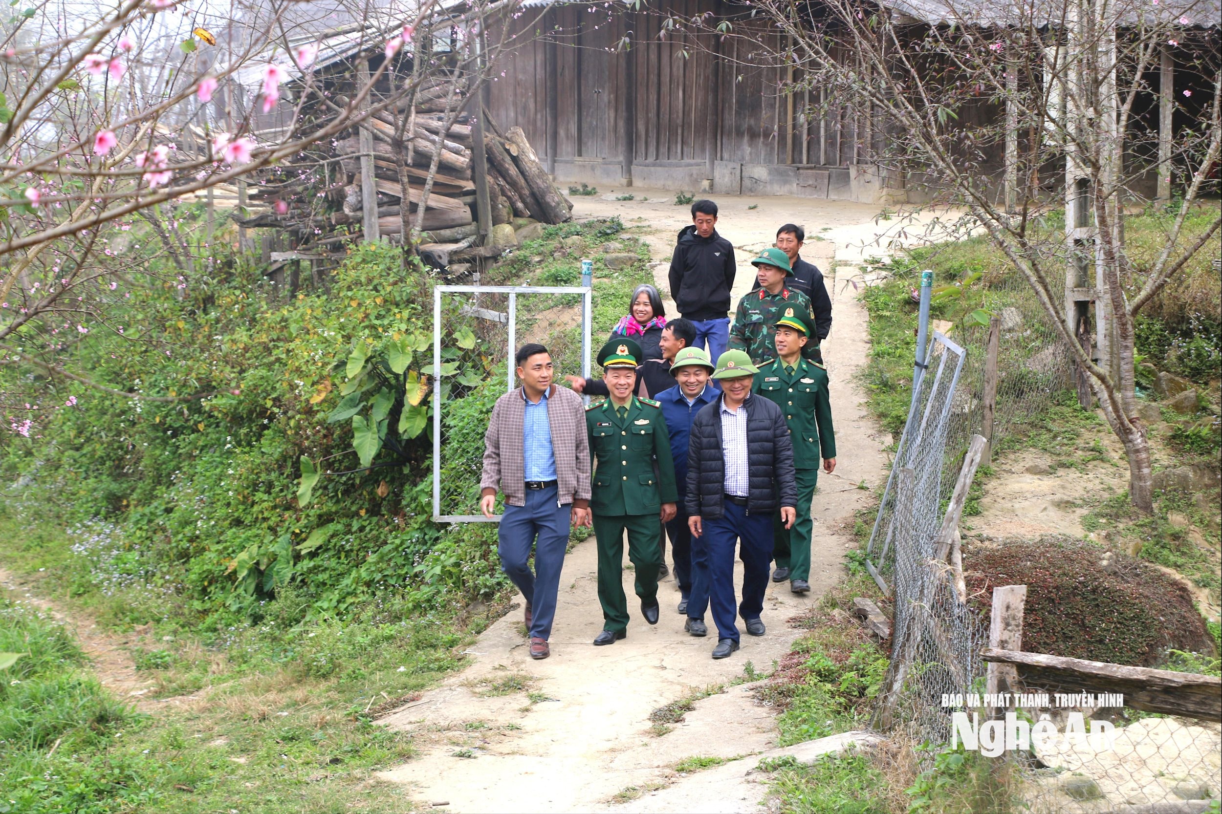 Lãnh đạo xã Nhôn Mai và Đồn Biên phòng Nhôn Mai thăm bản Mông Huồi Cọ. Ảnh TP