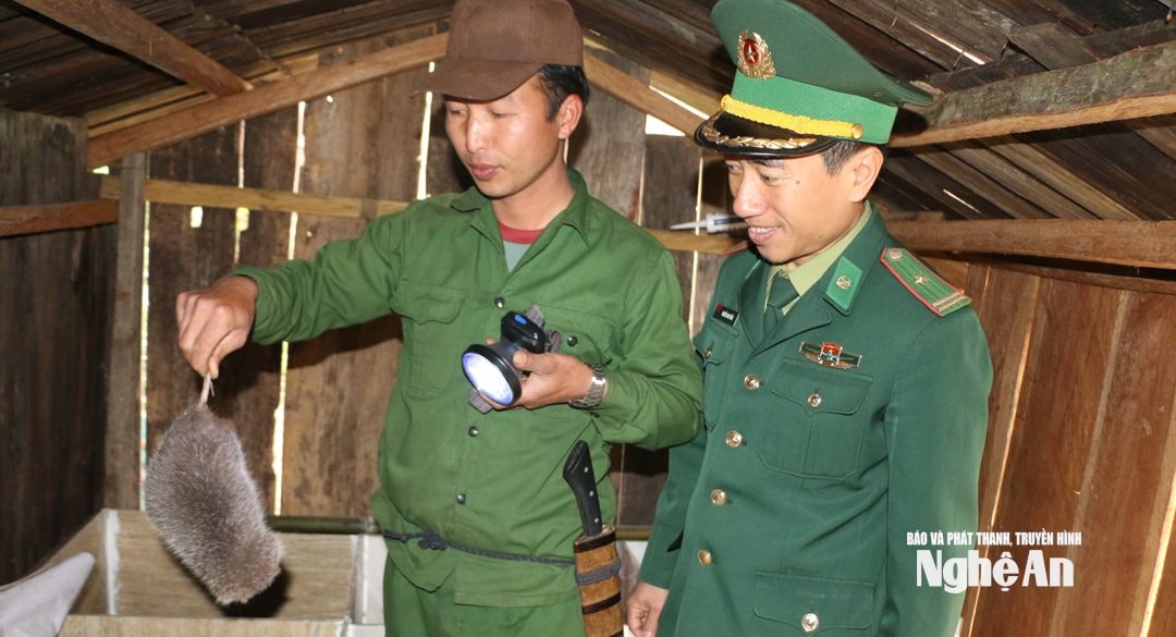 Người dân bản Huồi Cọ mở hướng nuôi dúi. Ảnh KL