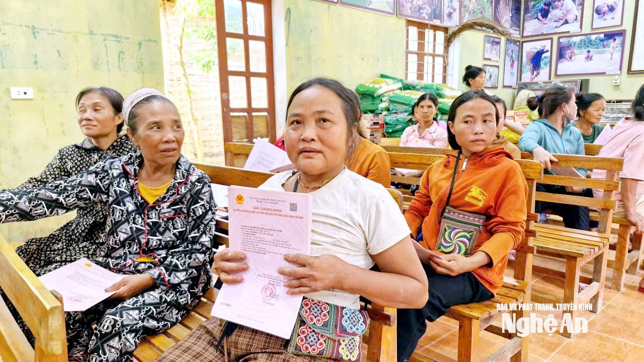Niềm vui của đồng bào Đan Lai sau khi được nhận giấy chứng nhận quyền sử dụng đất. Ảnh Nhật Lân