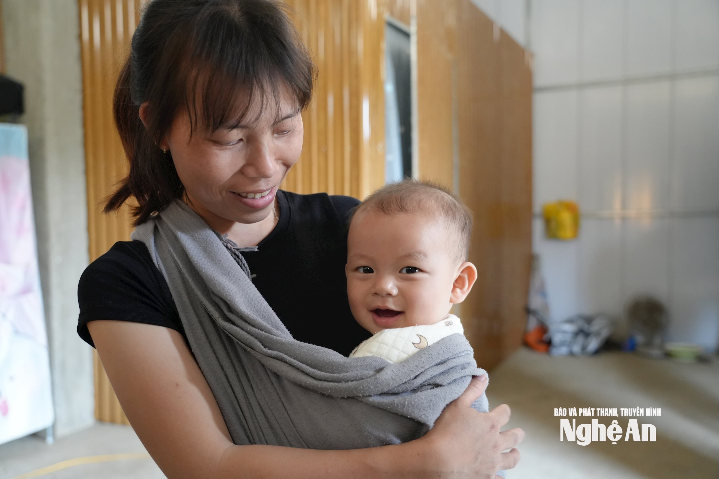 Niềm vui của người mẹ trẻ khi có nhà mới ở bản Búng. Ảnh TP