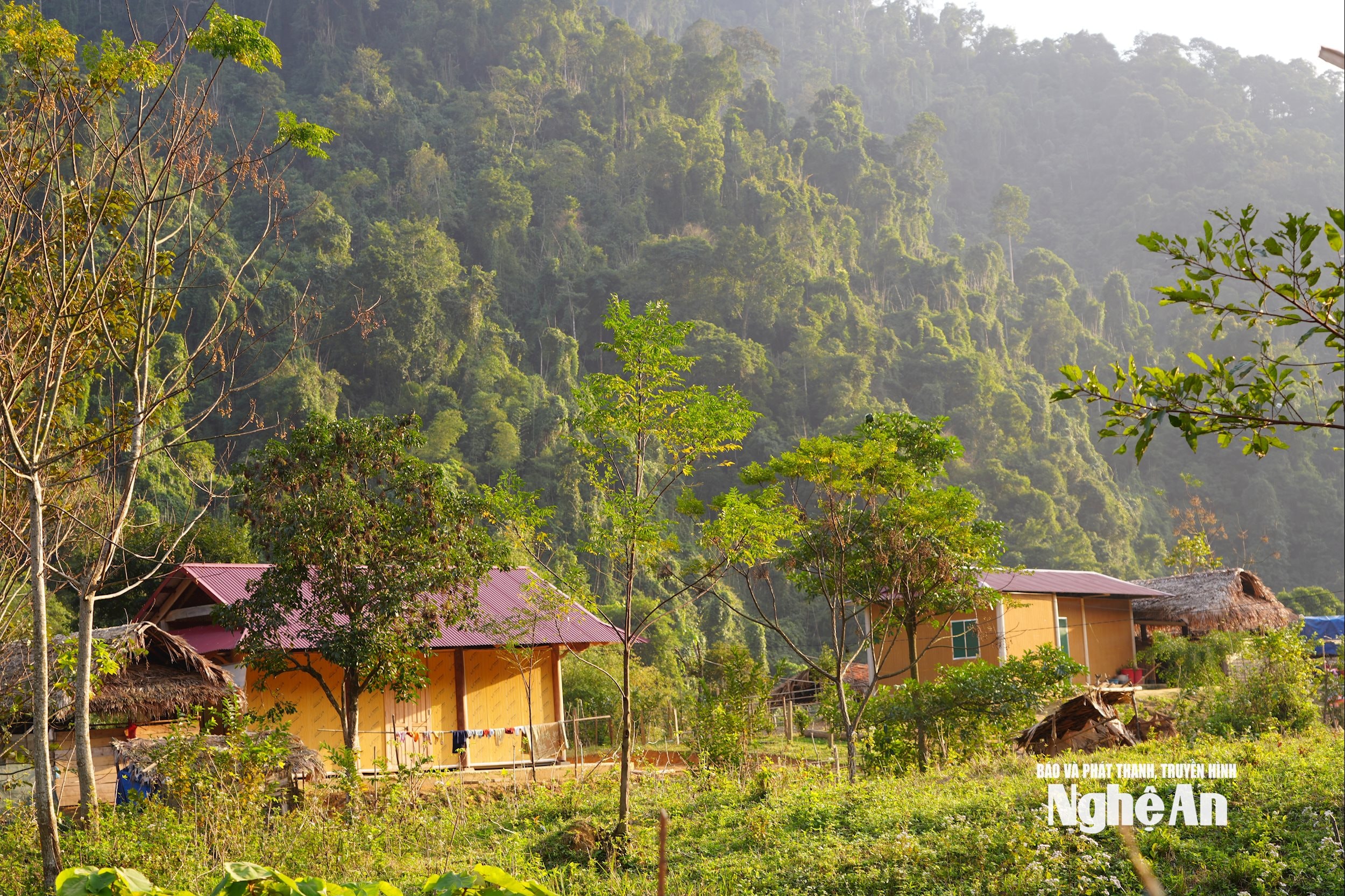 Tết này, bà con Đan Lai đã được đón Tết trong những ngôi nhà khang trang, kín trên bền dưới. Ảnh TP