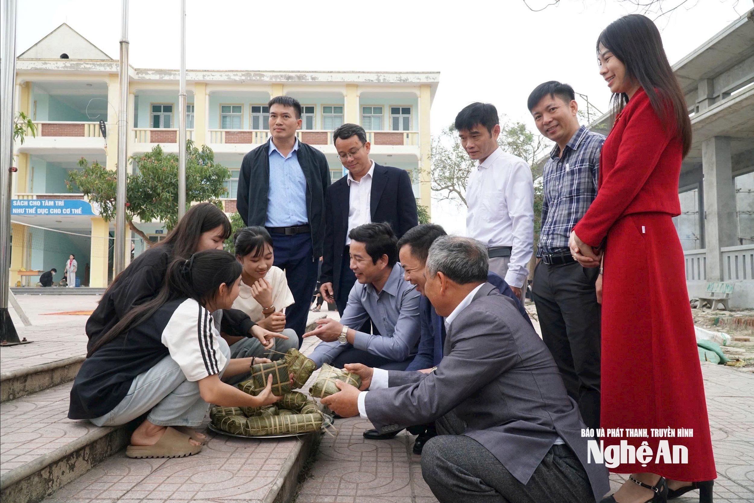 Trường THPT Nghi Lộc 5 gói bánh chưng để tặng học sinh. Ảnh - Mỹ Hà
