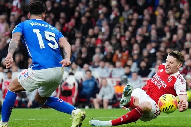 Viktor Gyokeres trượt ngã ghi bàn trong trận gặp Sunderland