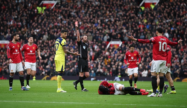 Tấm thẻ đỏ của Romero khiến Tottenham hoàn toàn vỡ trận trước Man Utd.
