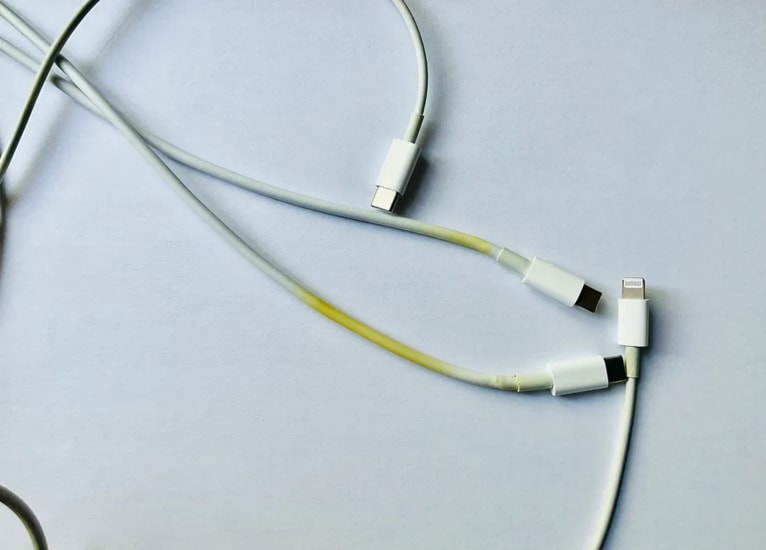 Cáp sạc Apple bị ố vàng ở phần đầu kết nối