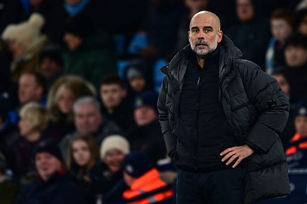 HLV Pep Guardiola chỉ đạo trên sân tập.