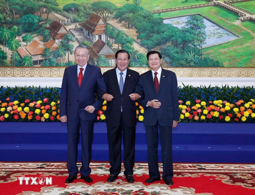 Tổng Bí thư Tô Lâm; Chủ tịch Đảng Nhân dân Campuchia Samdech Techo Hun Sen; Tổng Bí thư Đảng Nhân dân Cách mạng Lào Thongloun Sisoulith tại Cuộc gặp cấp cao giữa 3 đảng: Đảng Cộng sản Việt Nam, Đảng Nhân dân Campuchia, và Đảng Nhân dân Cách mạng Lào. (Ảnh: Thống Nhất/TTXVN)