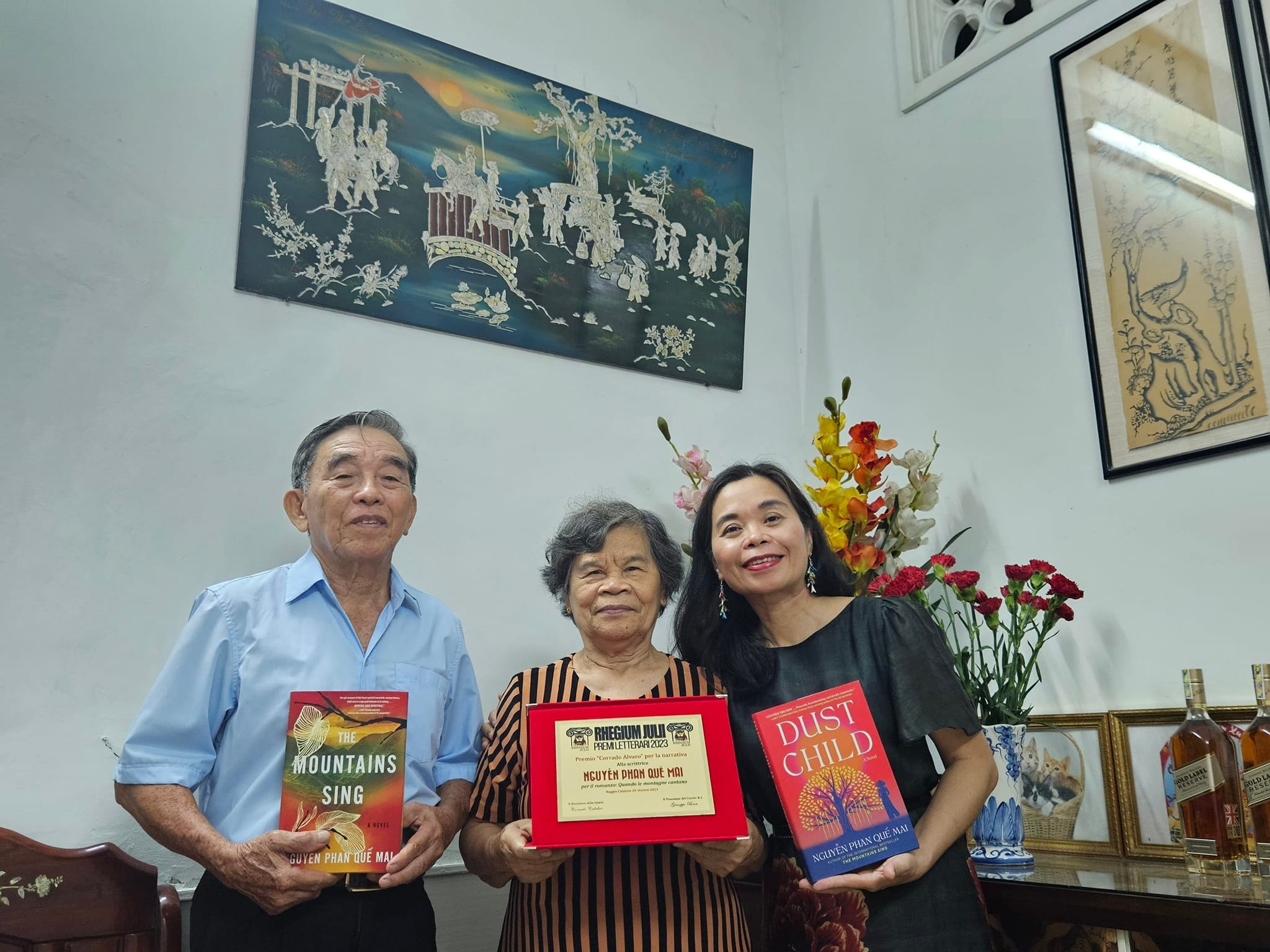 Nguyễn Phan Quế Mai chụp ảnh cùng bố mẹ với Giải thưởng Rhegium Julii cho tiểu thuyết nước ngoài xuất sắc nhất. Ảnh NVCC