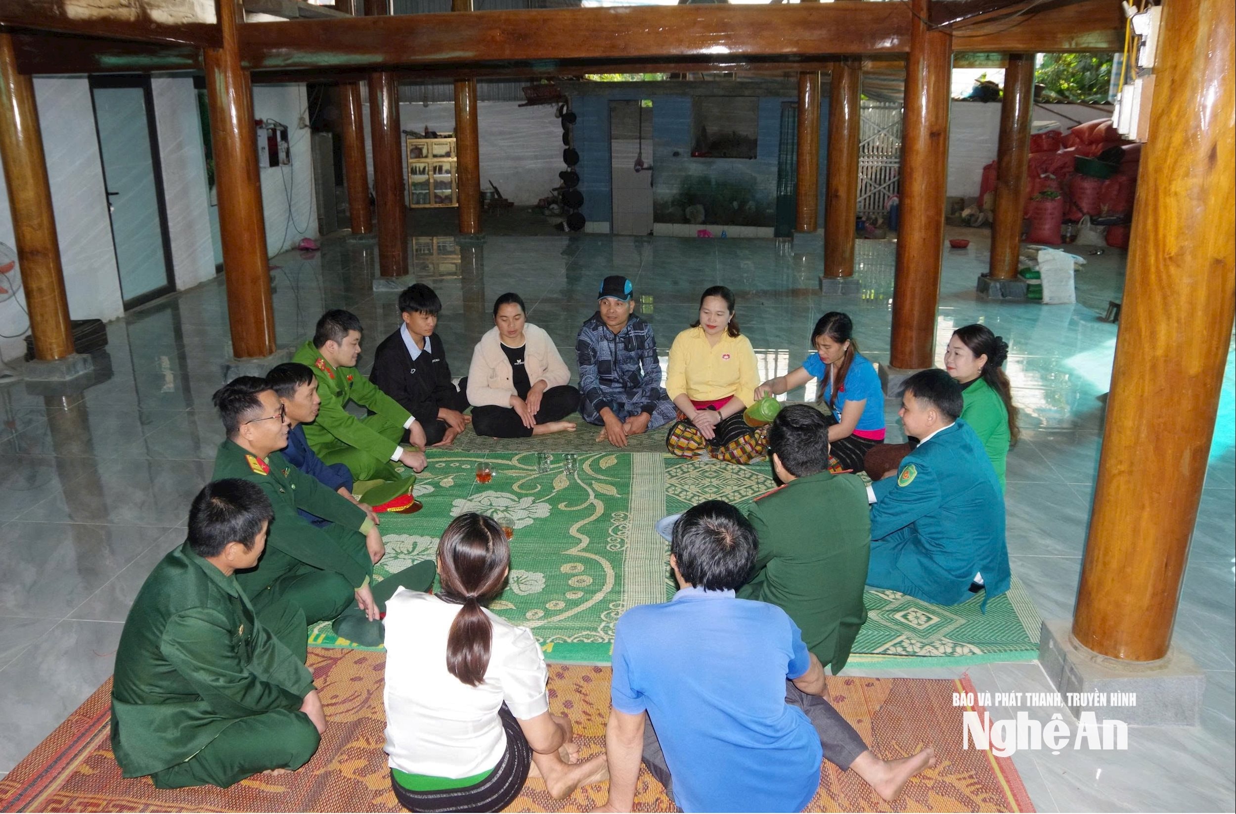 Ban chỉ huy quân sự xã Quế Phong cùng các ban ngành thăm động viên thanh niên lên đường nhập ngũ