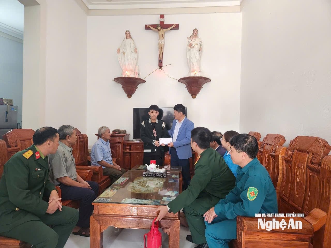 ãnh đạo xã Quỳnh Phú tặng quà động viên thanh niên lên đường nhập ngũ