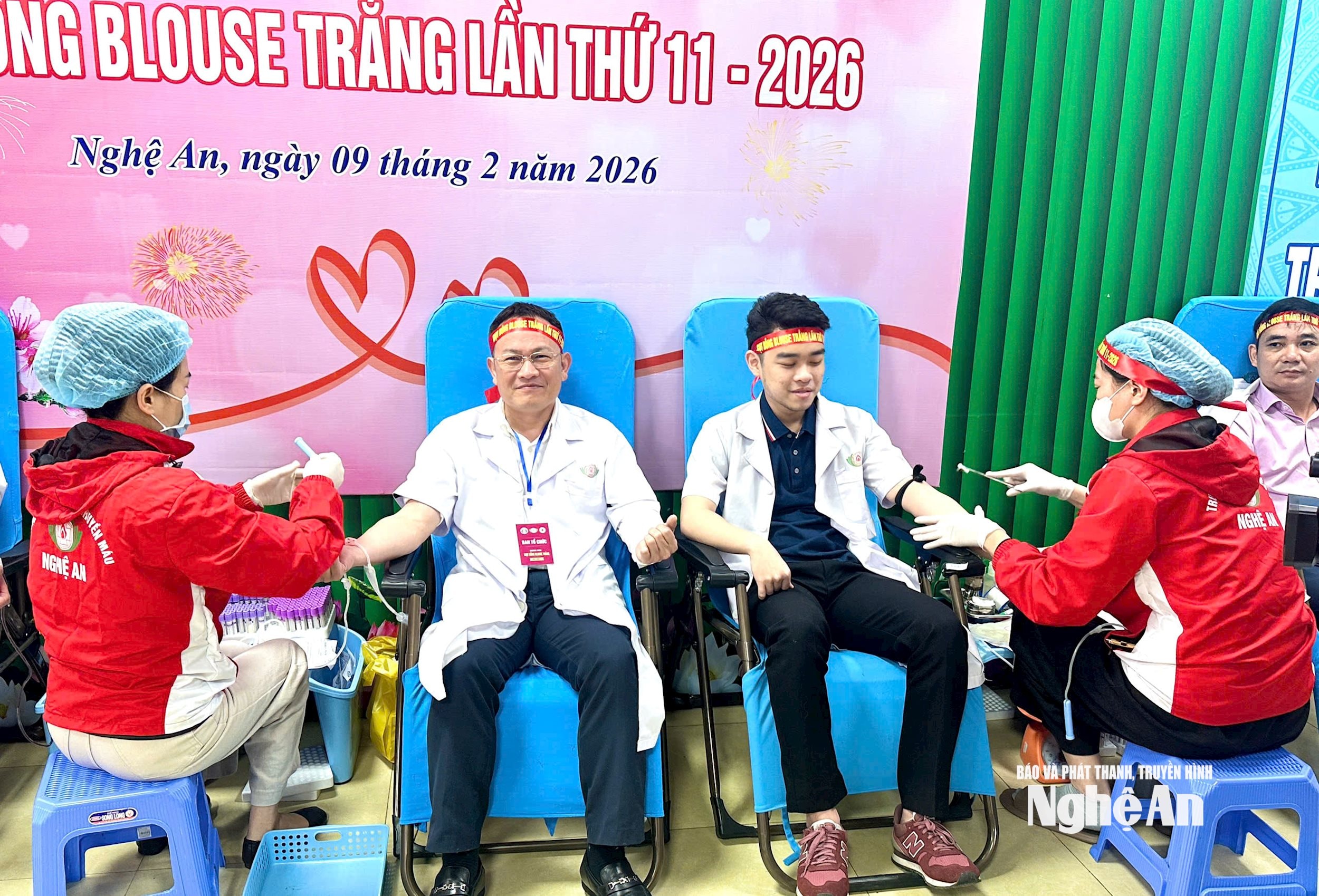  Phó Giám đốc Sở y tế Nghệ An và con trai cùng tham gia hiến máu tại sự kiện