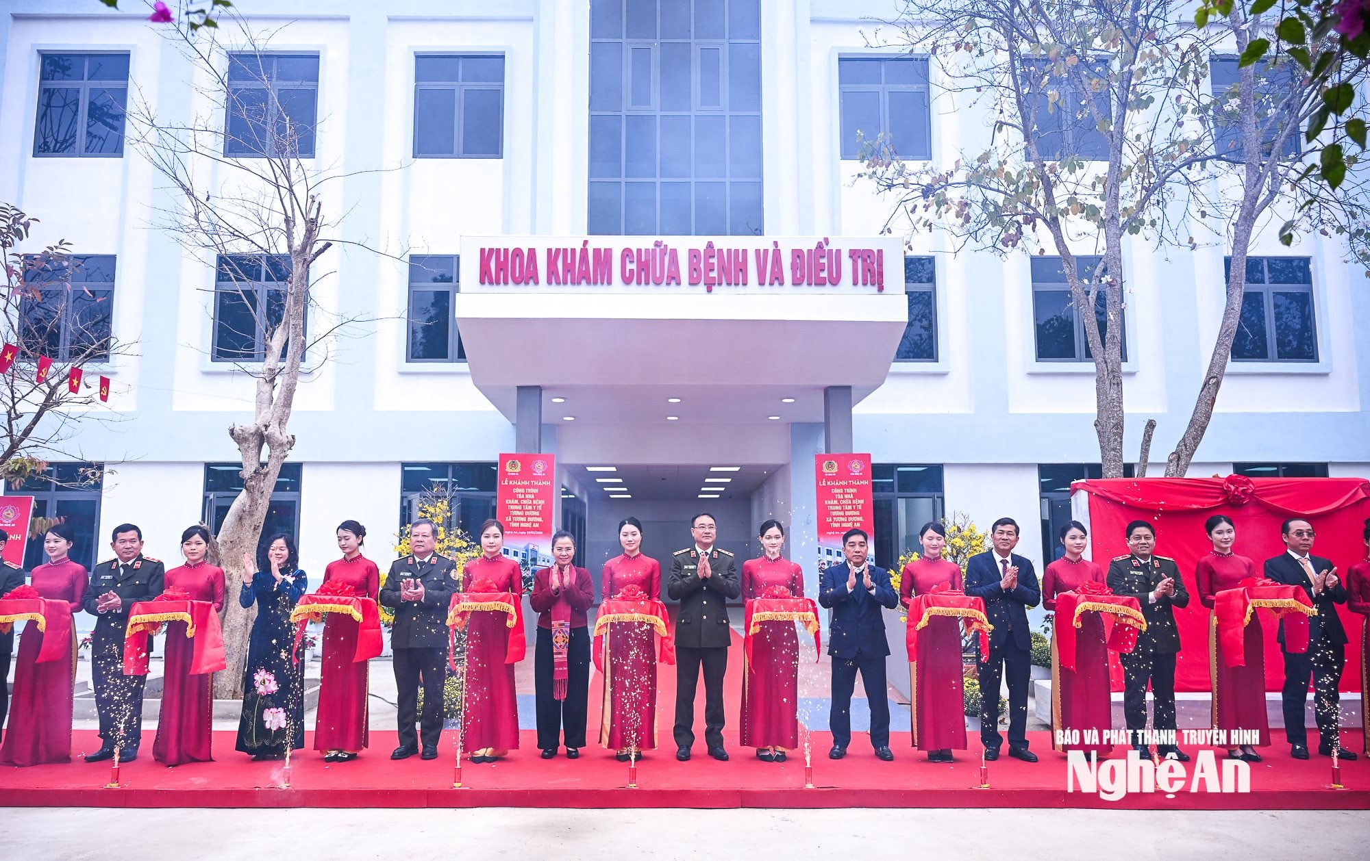 Các đại biểu Bộ Công an và lãnh đạo tỉnh Nghệ An cắt băng khánh thành nhà khám, chữa bệnh Trung tâm Y tế Tương Dương. Ảnh: Thành Cường