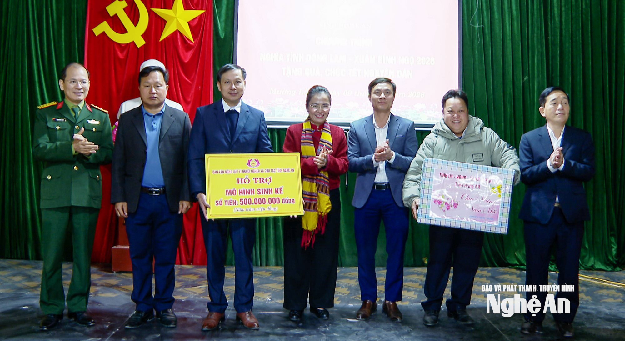 Phó Bí thư Tỉnh ủy tặng quà, chúc Tết Đảng ủy - HĐND - UBND - UB MTTQ xã Mường Lống. Ảnh: Chu Quý