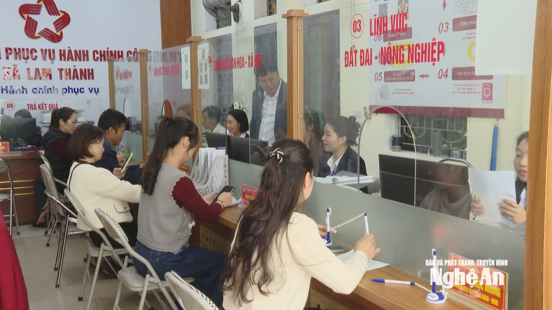 Những ngày giáp Tết này, Trung tâm Phục vụ Hành chính công xã Lam Thành vẫn đông người dân đến giao dịch. Ảnh Hữu Song
