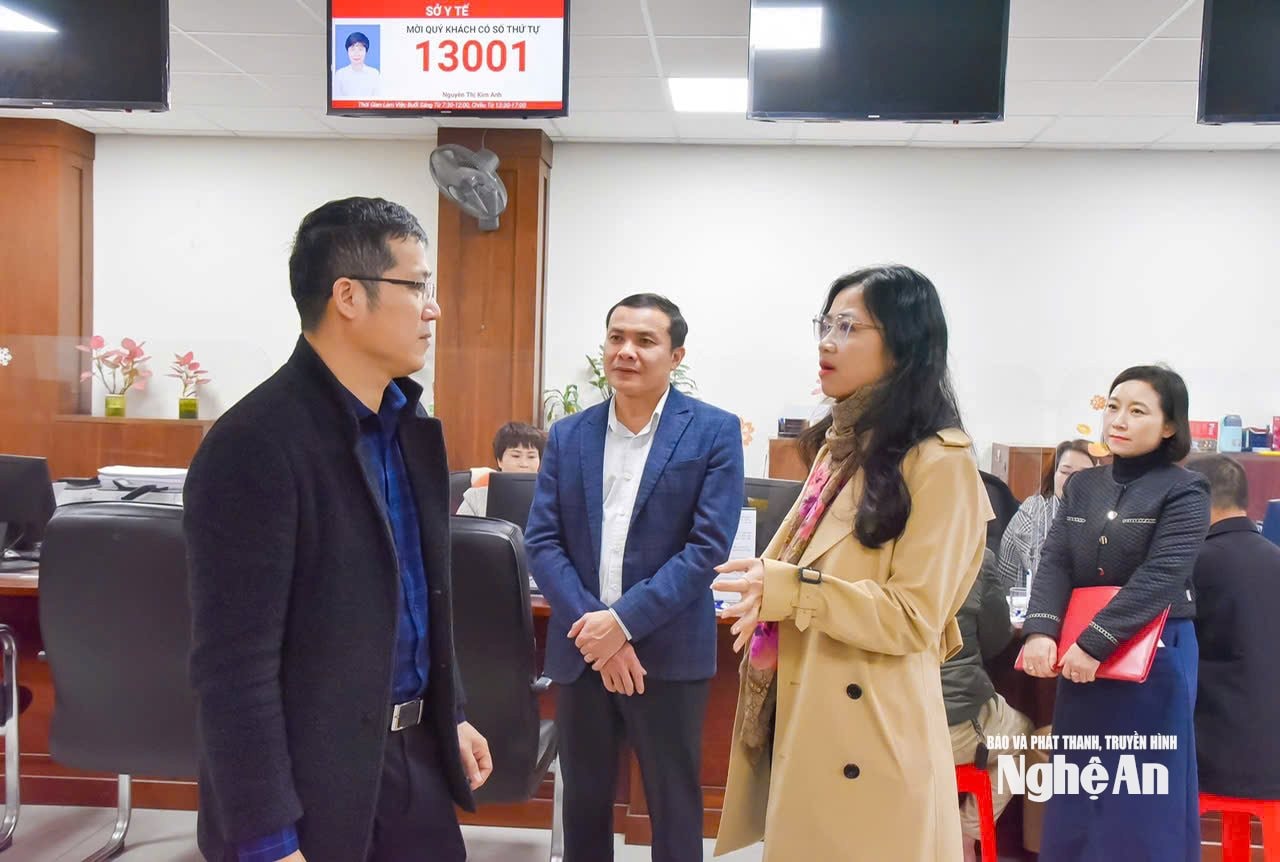 Phó Giám đốc Sở Nội vụ Nguyễn Thị Mai Thương kiểm tra tại Trung tâm Phục vụ Hành chính công của tỉnh. Ảnh: Mai Hương