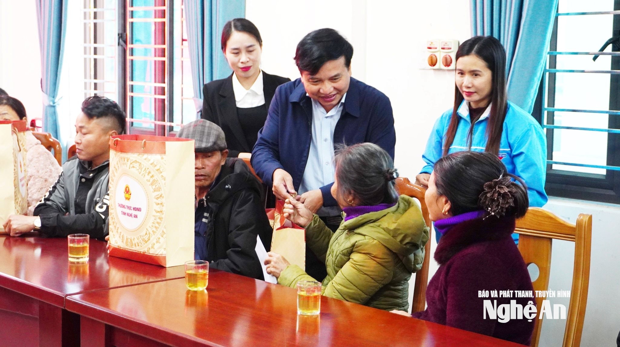 Tặng quà hộ nghèo tại xã Vân Du