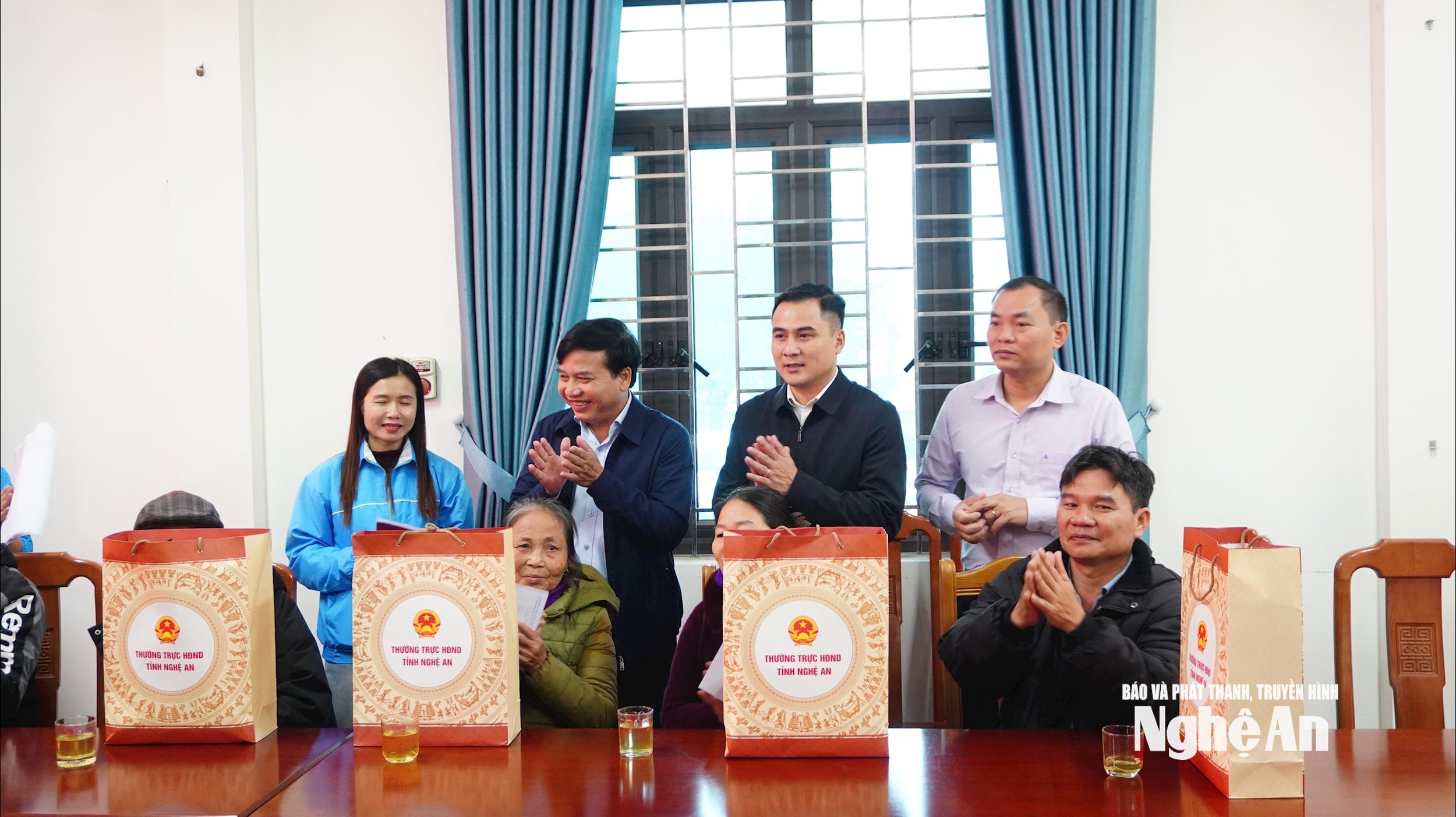 Trao quà cho các hộ nghèo tại xã Vân Du