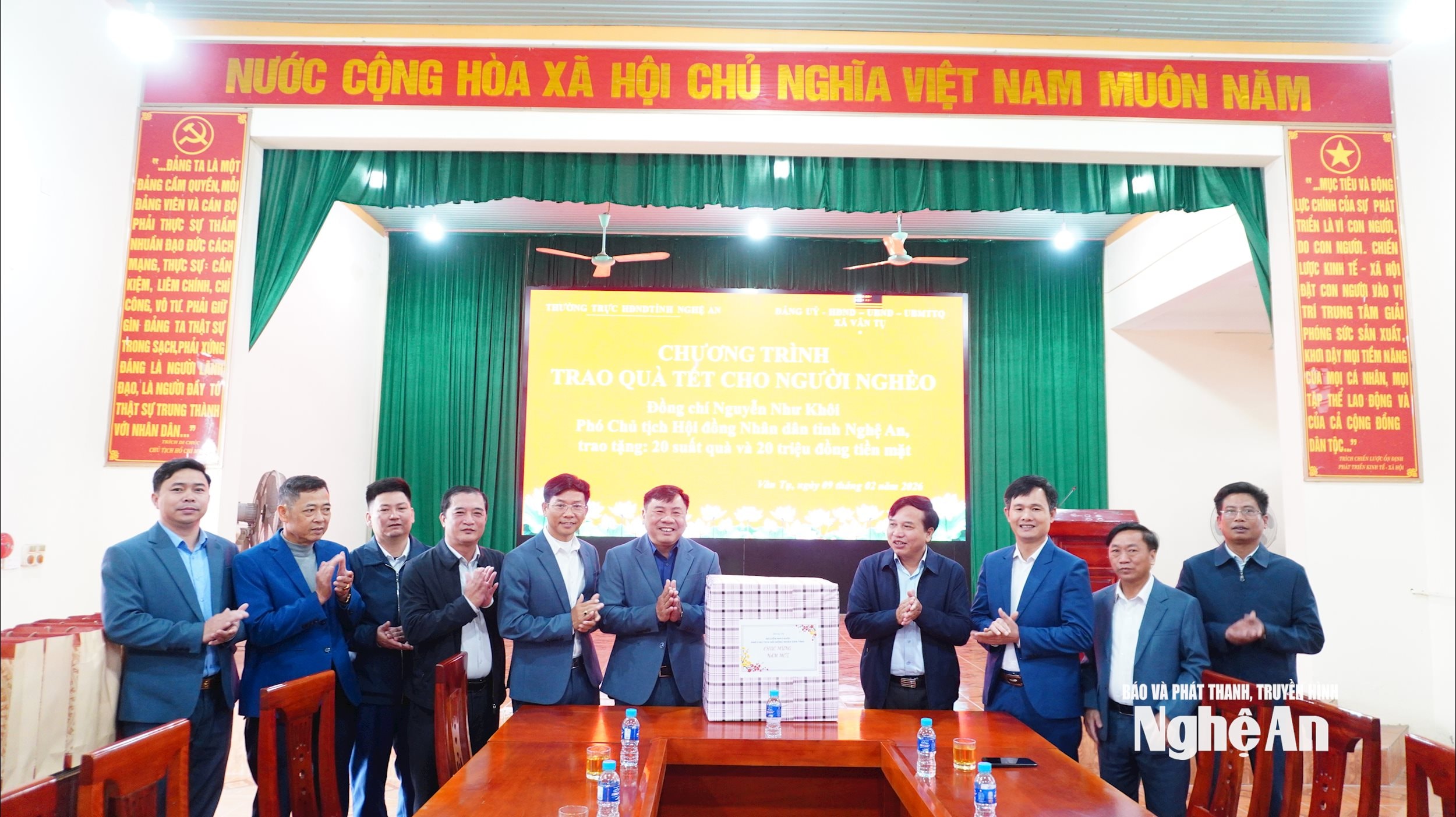 Trao quà tết tại xã Vân Tụ