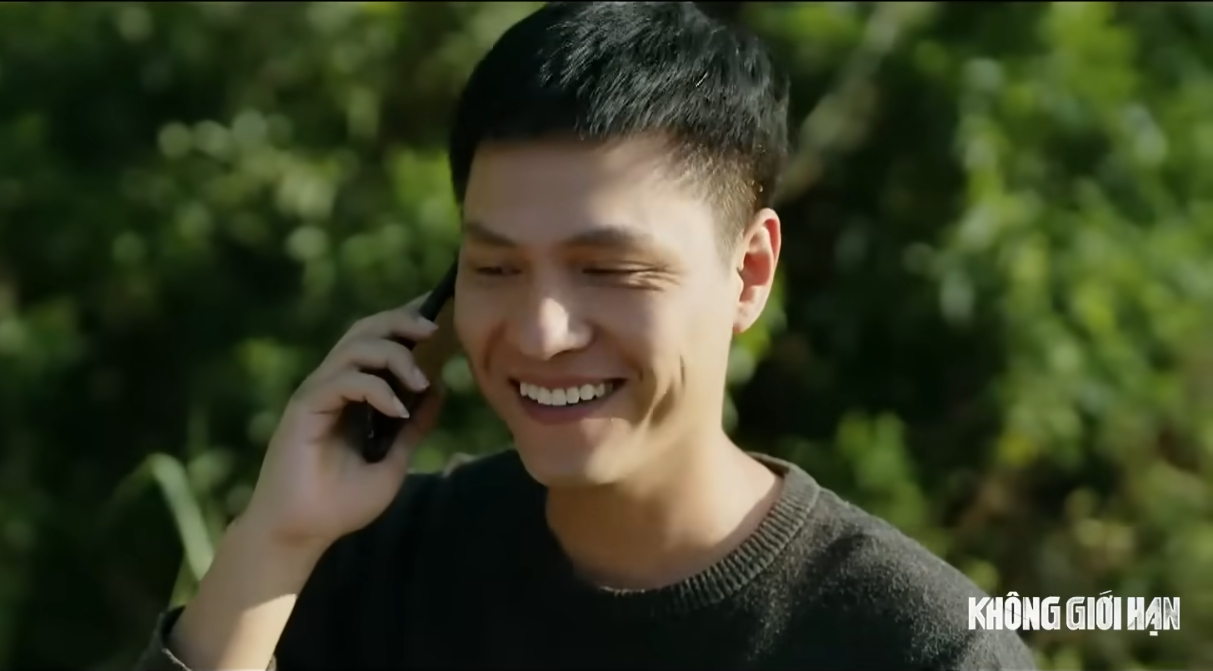 Nhân vật Lợi bị nhóm người lạ mặt bao vây tại nơi vắng vẻ