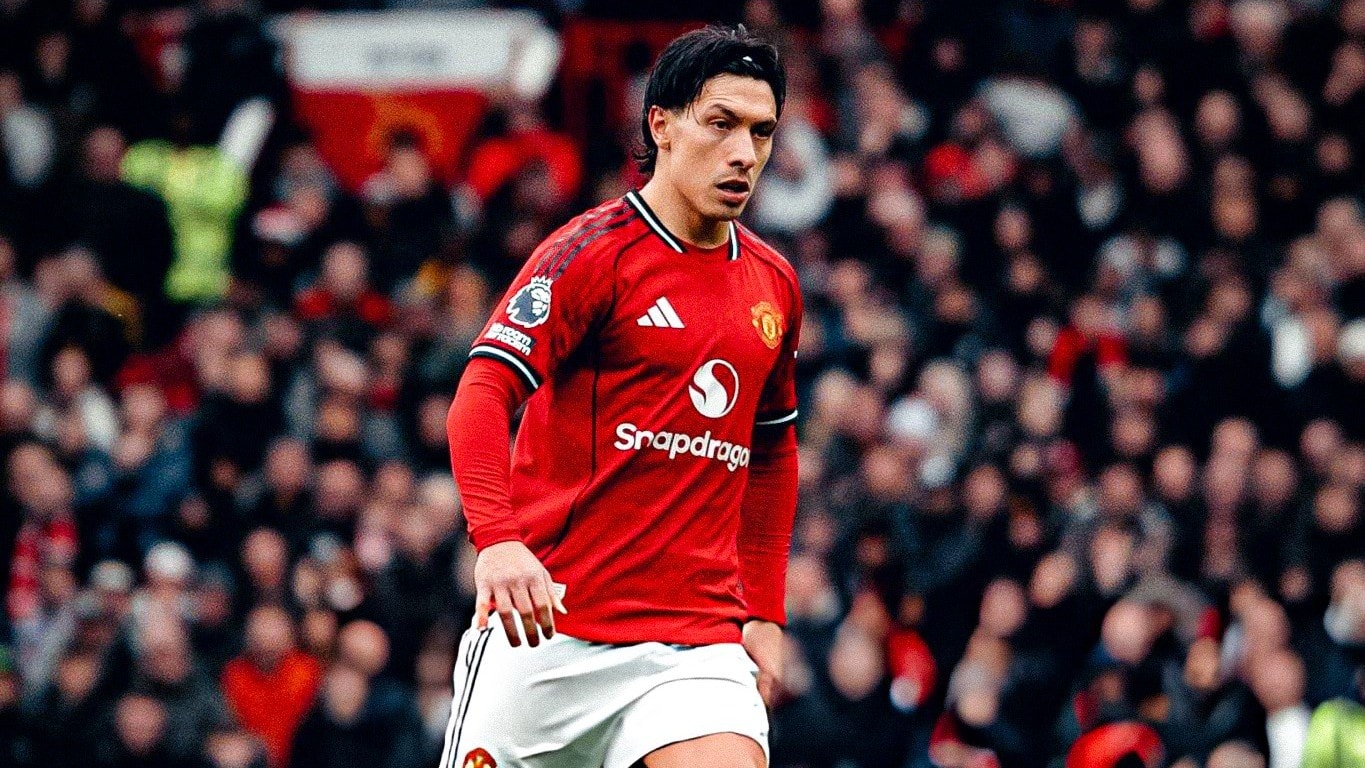 Lisandro Martinez trong vai trò điều tiết lối chơi từ hàng phòng ngự.