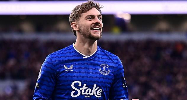 Dewsbury-Hall hồi sinh sự nghiệp ở Everton.