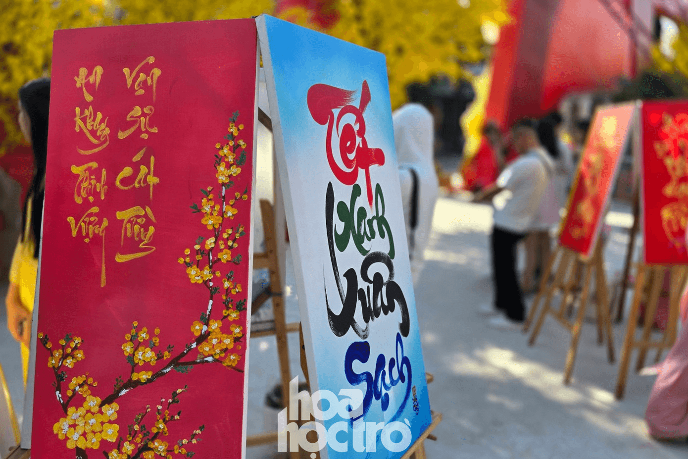 Khu vực trưng bày thư pháp và câu đối