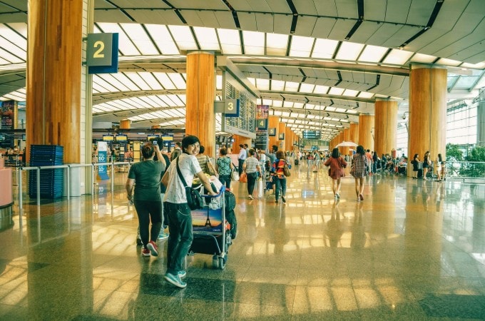 Hành khách làm thủ tục tại sân bay dịp cao điểm Tết.