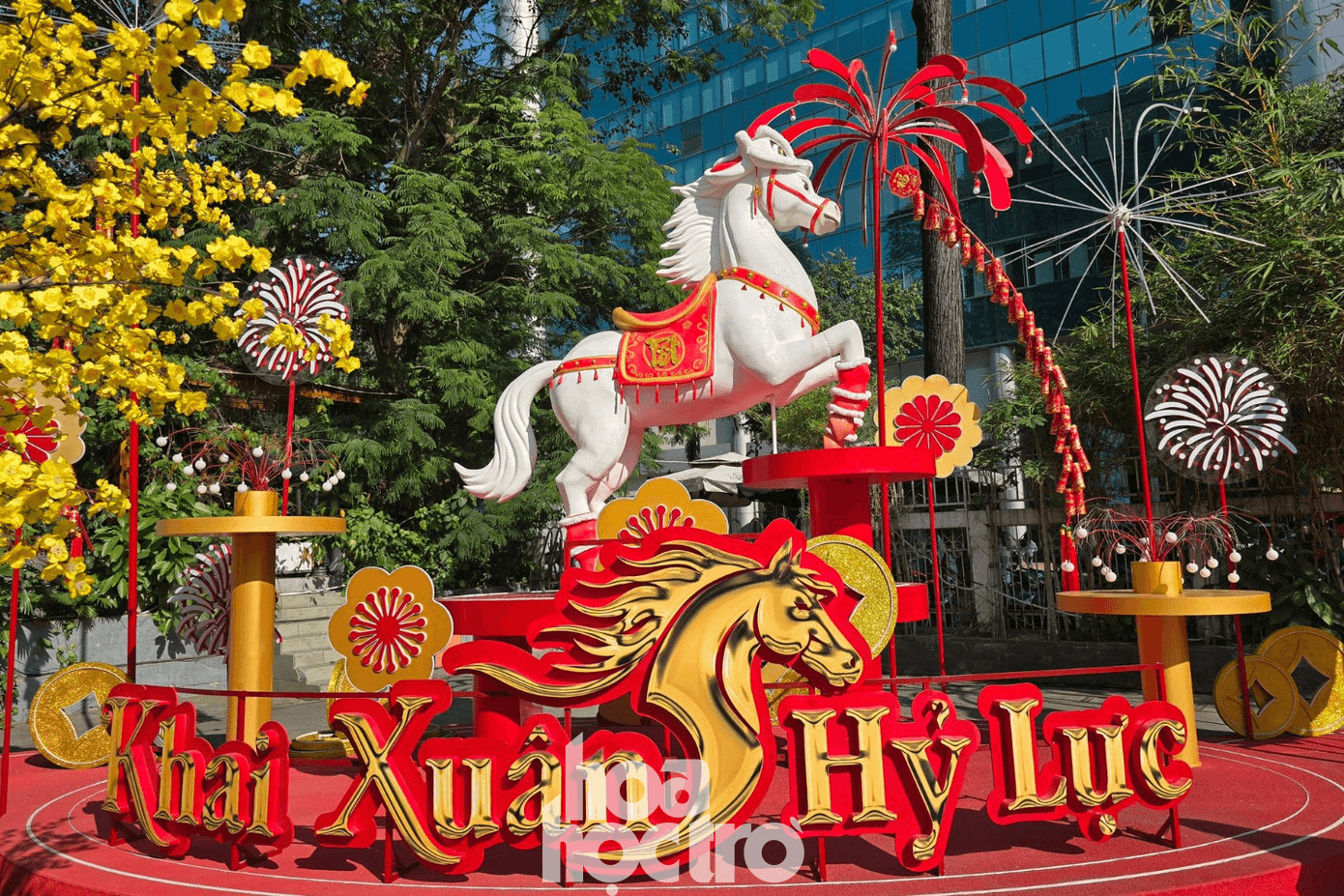 Tiểu cảnh chú ngựa trắng cách điệu tại Phố Ông Đồ