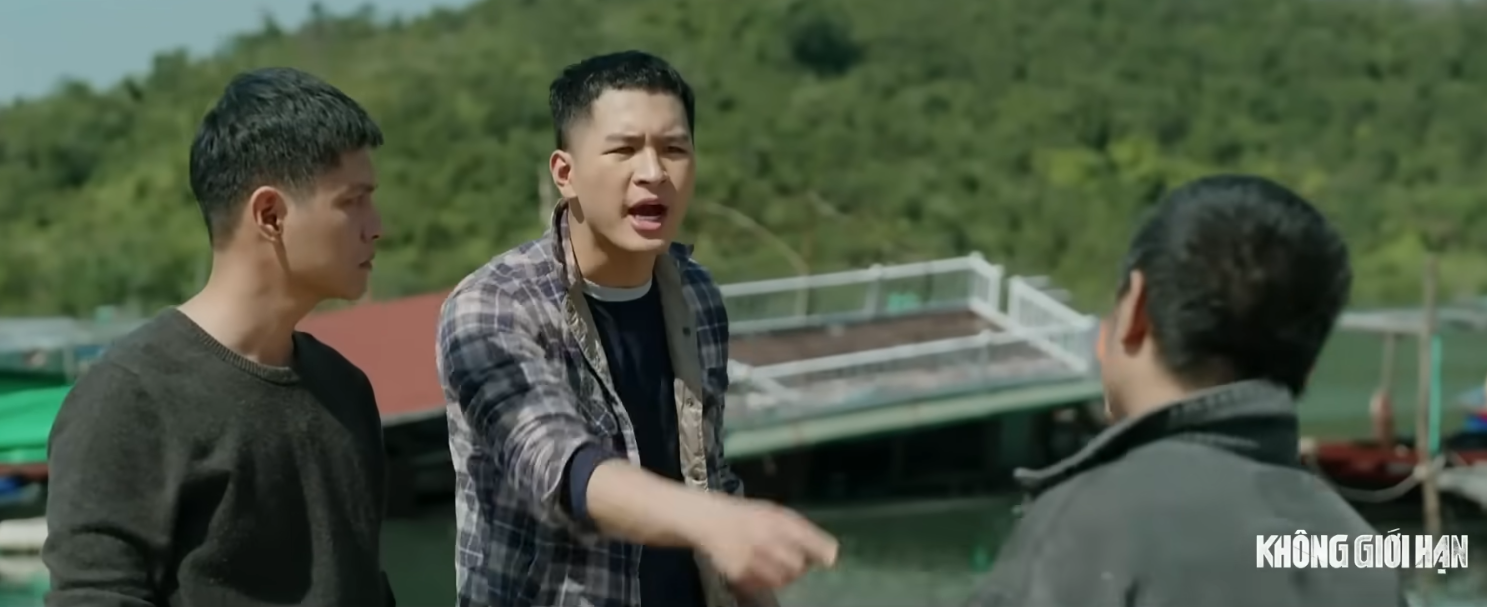 Cảnh quay Lợi can thiệp vụ xô xát tại bến xe trong phim Không giới hạn tập 6