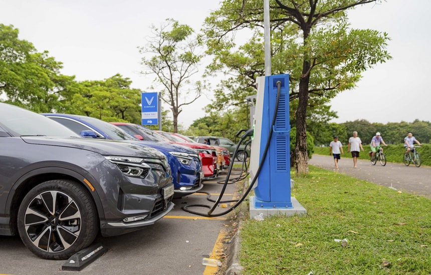 Hệ thống trạm sạc V-Green của VinFast trên toàn quốc sẽ triển khai chương trình miễn phí sạc pin cho ô tô điện.