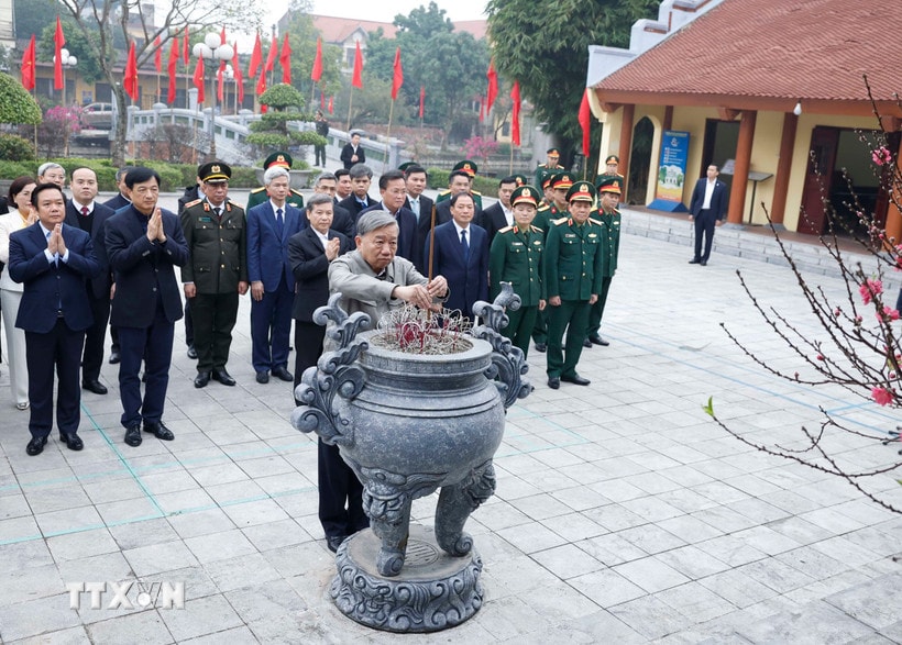 Tổng Bí thư Tô Lâm và đoàn công tác Trung ương dâng hương tại Nhà tưởng niệm Tổng Bí thư Nguyễn Văn Linh ở xã Nguyễn Văn Linh, tỉnh Hưng Yên. (Ảnh: Thống Nhất/TTXVN)