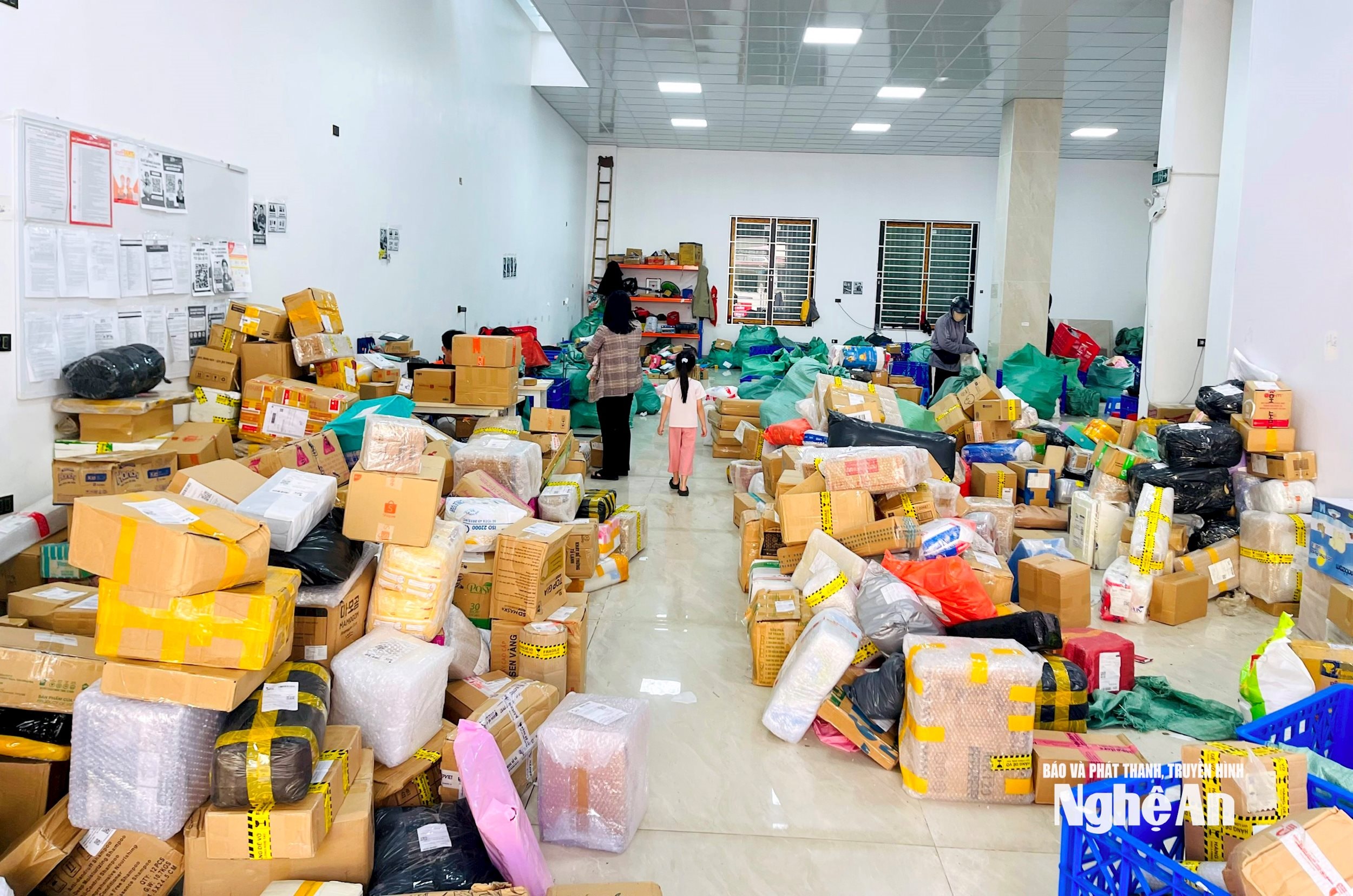 Lượng hàng chất đống tại một kho trun trên địa bàn phường Trường Vinh dịp cận Tết. Ảnh: Q.A