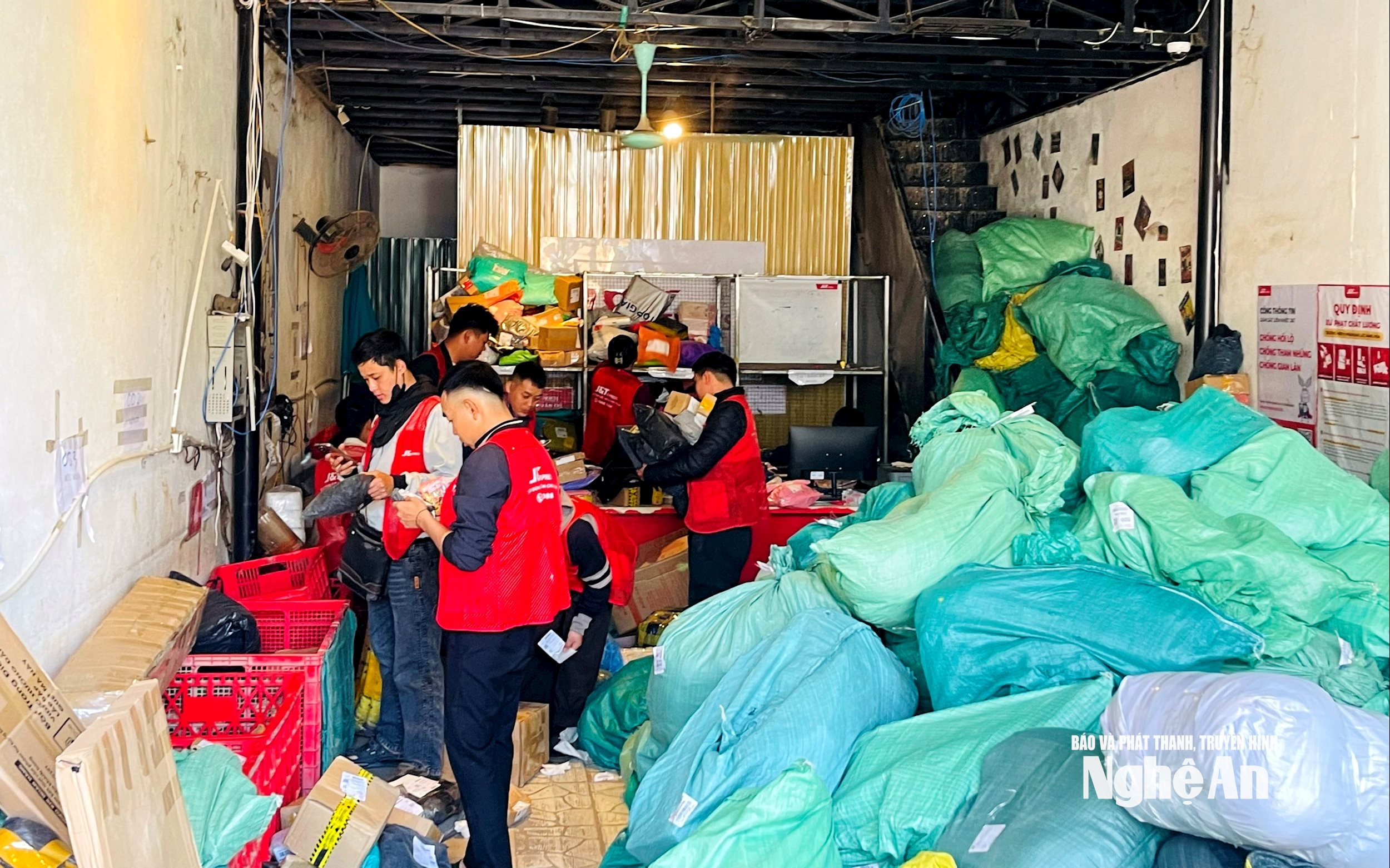 Các shipper phân loại hàng để giao cho khách dịp Tết. Ảnh: Q.A