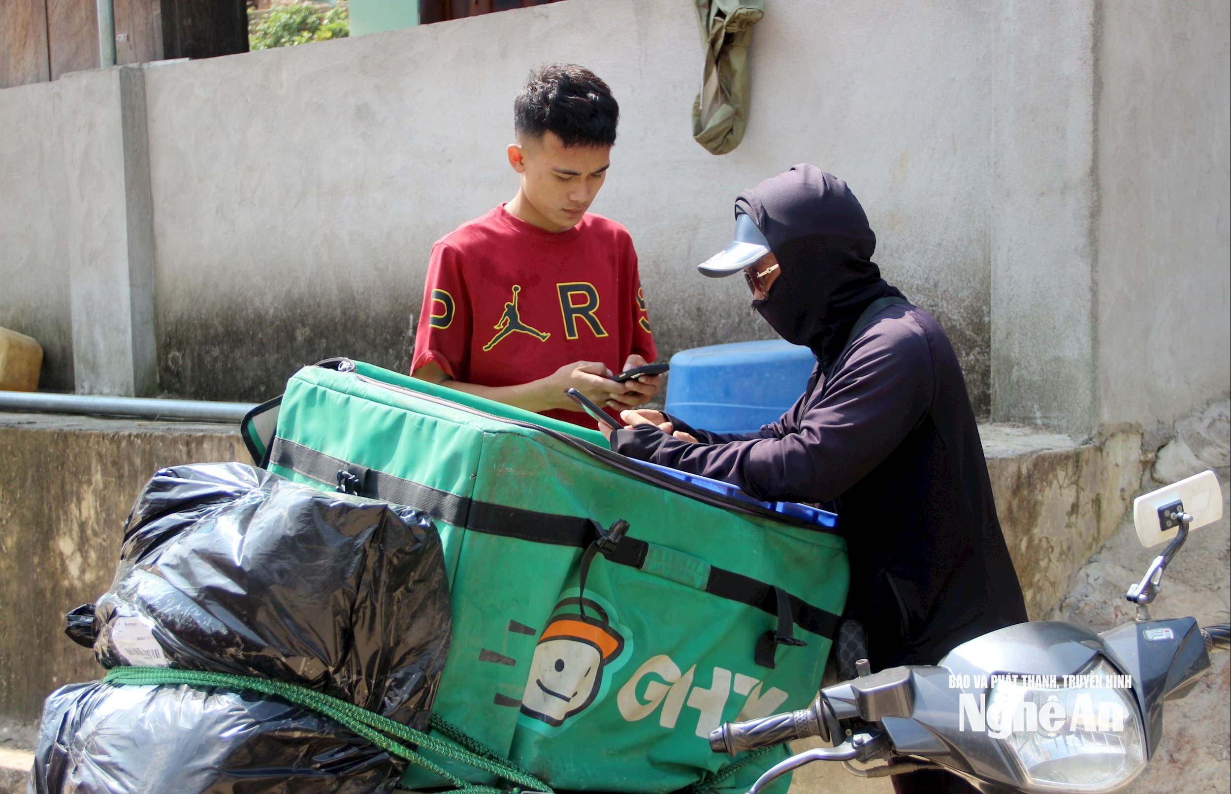 Các shipper tăng tốc giao hàng cho khách trước Tết. Ảnh: Q.A