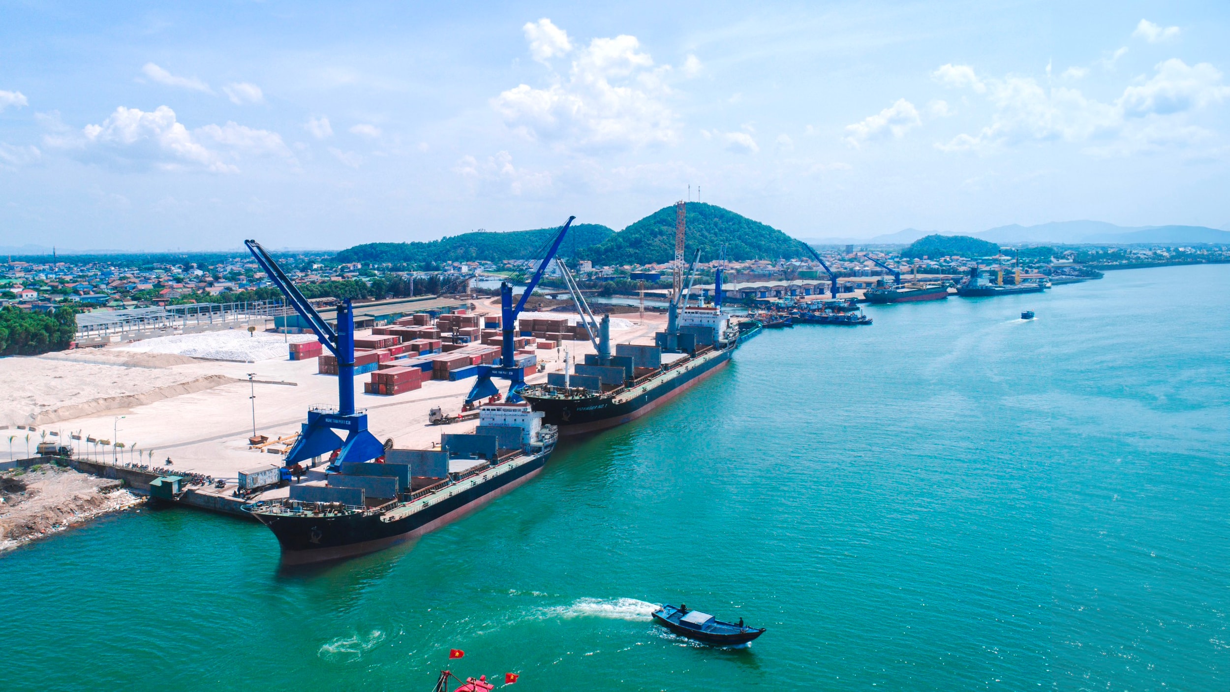 Hàng container bốc dỡ tại Cảng Cửa Lò. Ảnh: TH