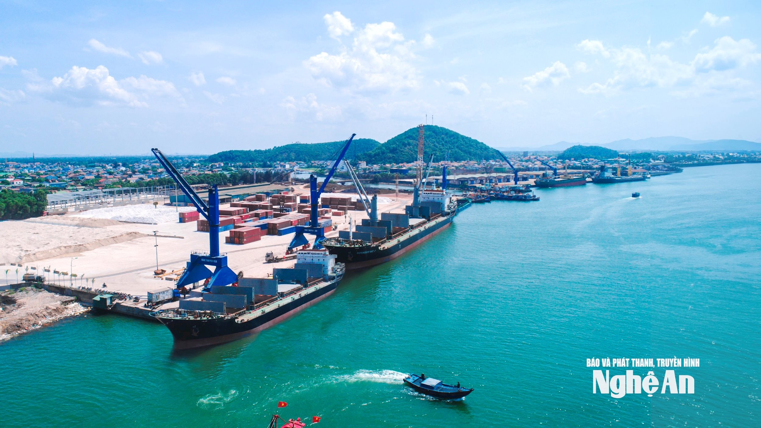 Hàng container bốc dỡ tại Cảng Cửa Lò.