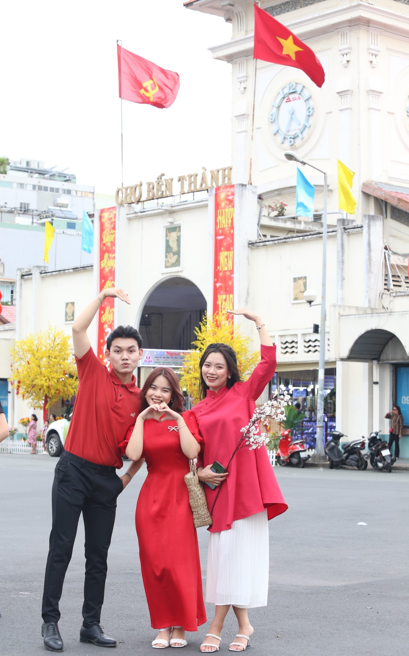 Giới trẻ chụp ảnh Tết tại mặt tiền chợ Bến Thành