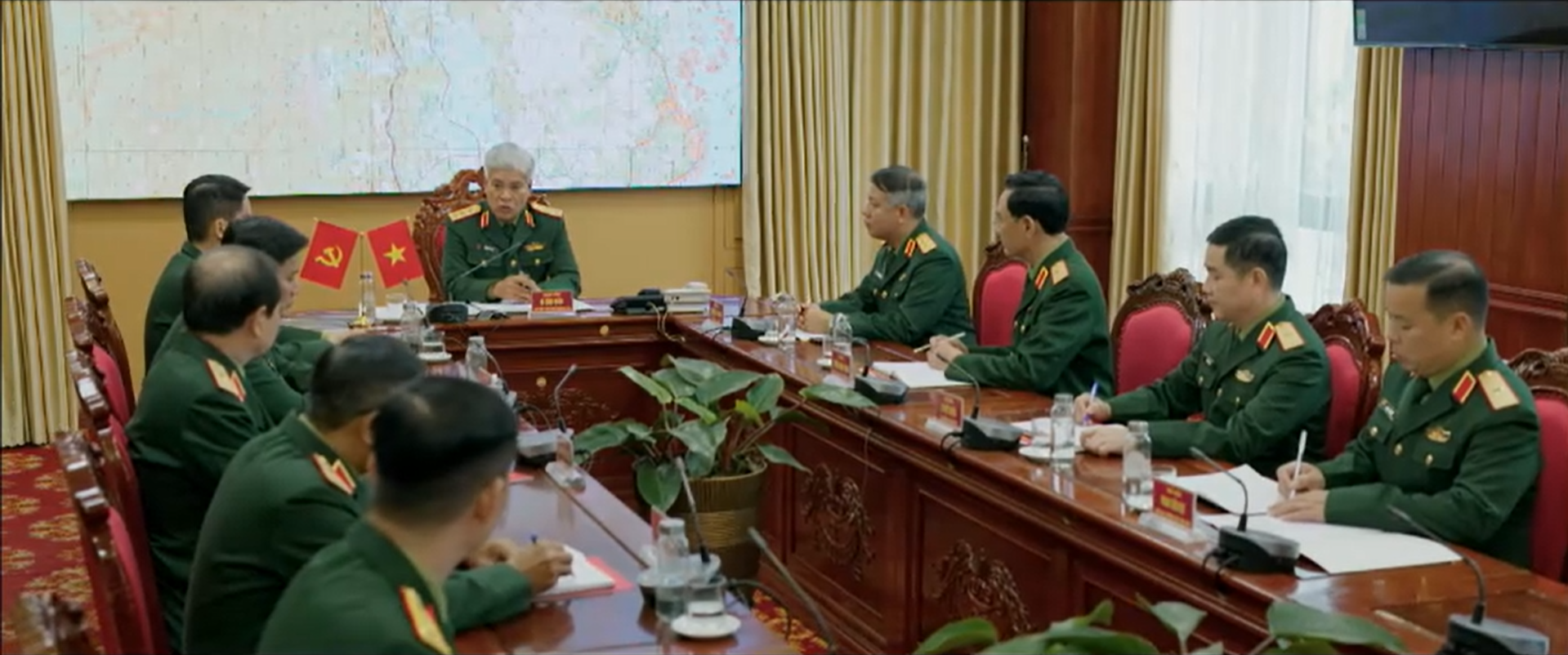 Bà Thoa chăm sóc con trai tại trạm y tế, nỗi lo sợ hiện rõ sau biến cố đẫm máu vừa xảy ra.