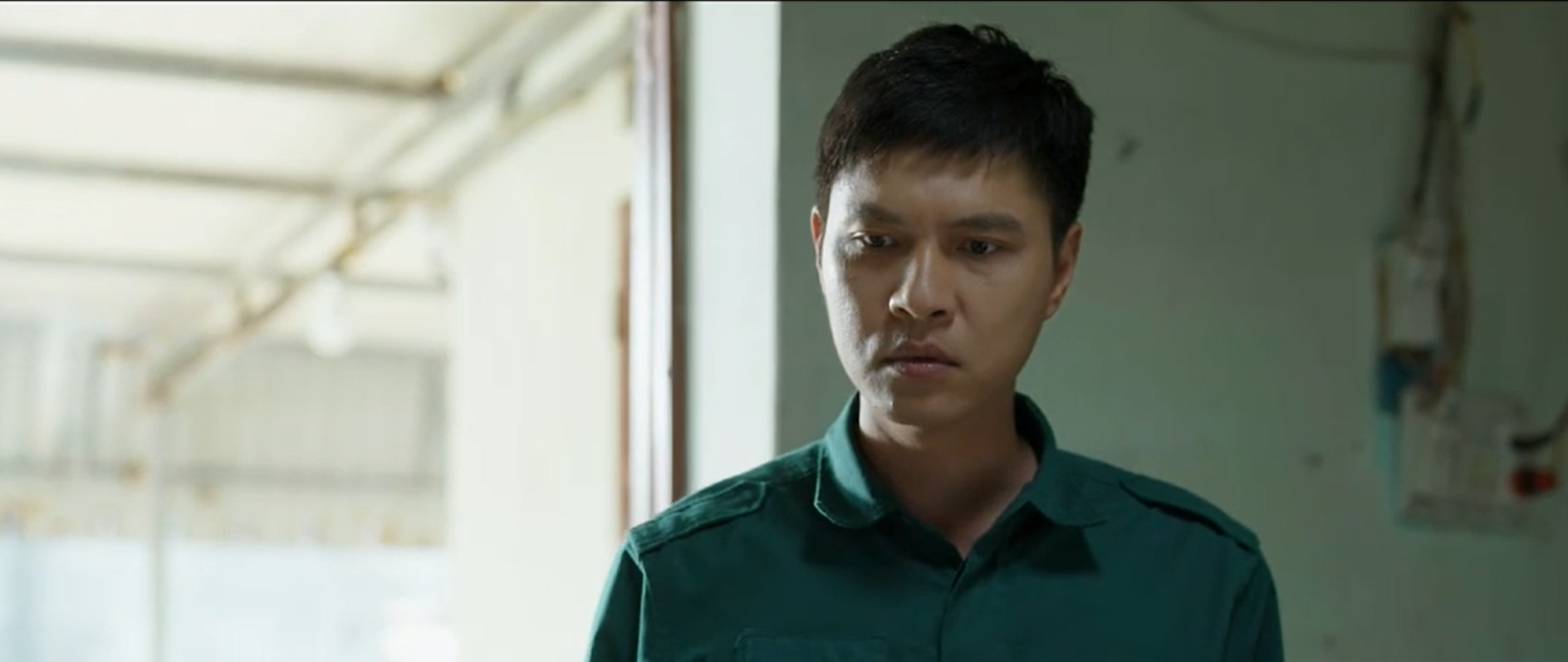 Sự căng thẳng hiện rõ trên gương mặt bà Thoa trước thái độ bướng bỉnh và đầy oán hận của con trai.