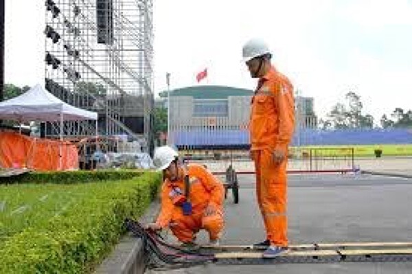 Nhân viên điện lực kiểm tra hệ thống lưới điện tại Hải Phòng