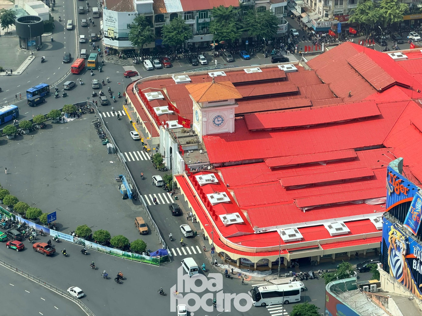 Chợ Bến Thành thay đổi diện mạo mới đón Tết Bính Ngọ 2026