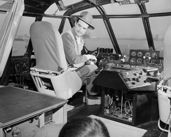 Howard Hughes bên trong buồng lái Spruce Goose