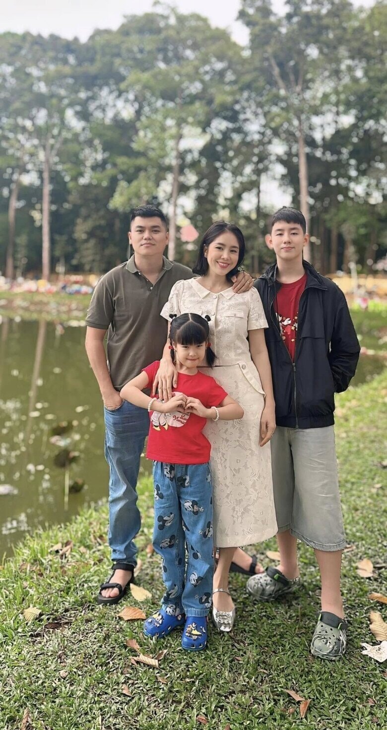 Gia đình Lê Phương - Trung Kiên đang tận hưởng thành quả sau nhiều năm làm việc.