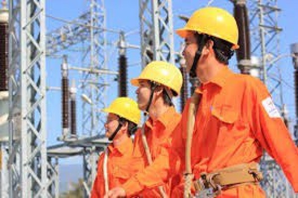 Nhân viên điện lực đang thực hiện bảo trì hệ thống lưới điện