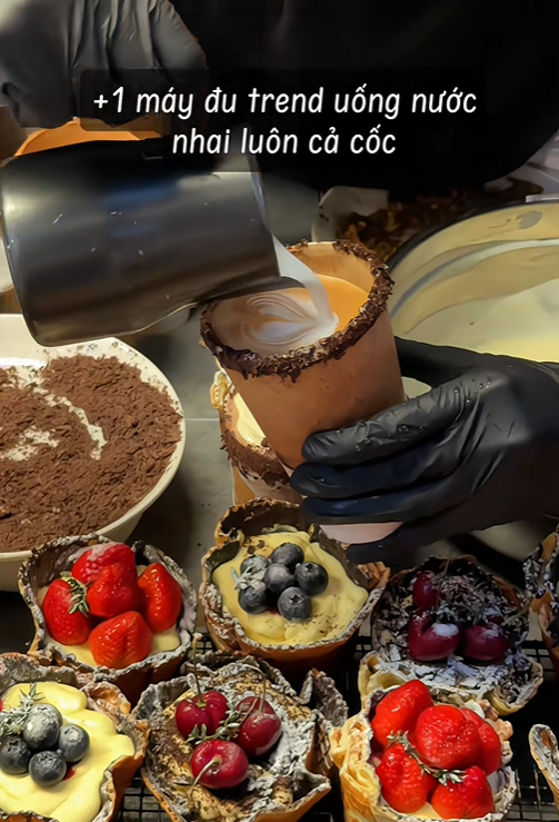 Đồ uống đựng trong cốc ốc quế mang lại trải nghiệm ẩm thực mới mẻ.