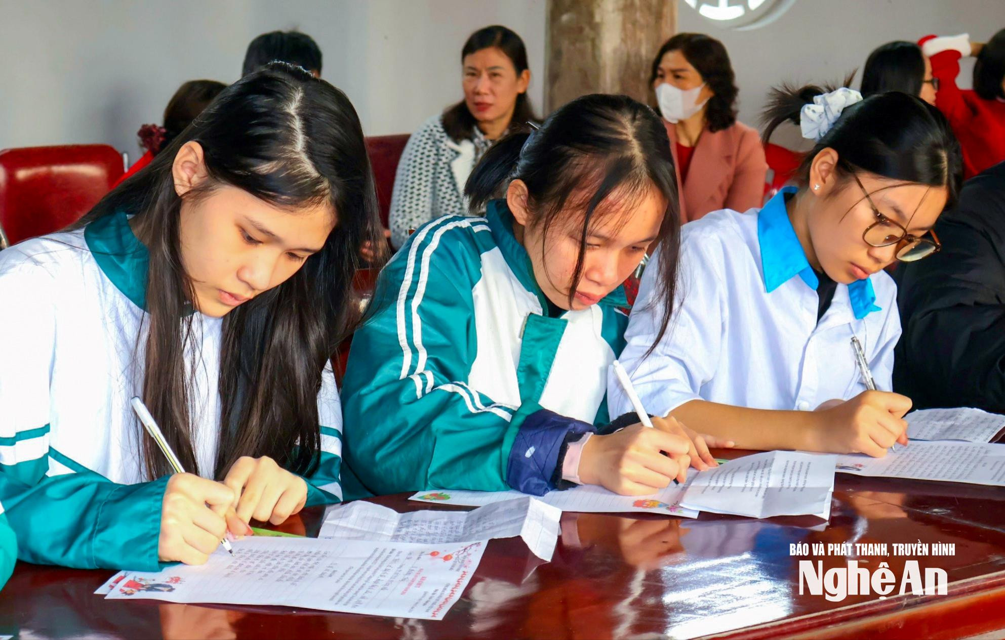 سنت نوشتن اولین کلمات سال نو - یک رسم فرهنگی زیبا از خانواده هو در کمون کوین دوی، منطقه سابق کوین لو (که اکنون کمون کوین آن، استان نگ آن است) است.