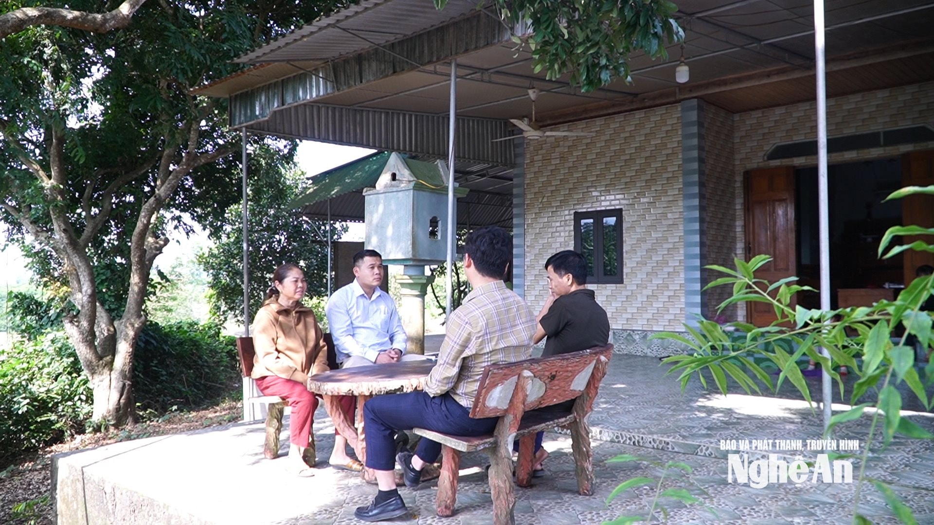 Officials from Chi Khe commune and Bai Oi village spoke with the family of Ms. Nguyen Thi Hong.