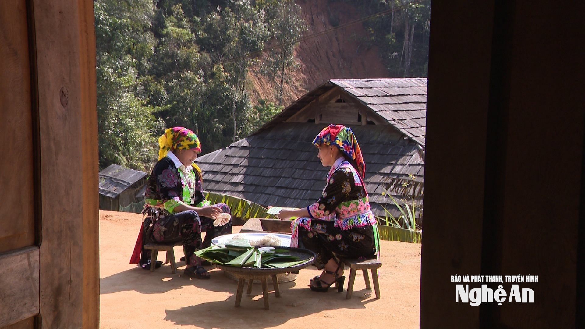 Photo: Mr. Xong Dia Nenh's family making sticky rice cakes to celebrate the traditional Lunar New Year. Photo: Kim Thoa.