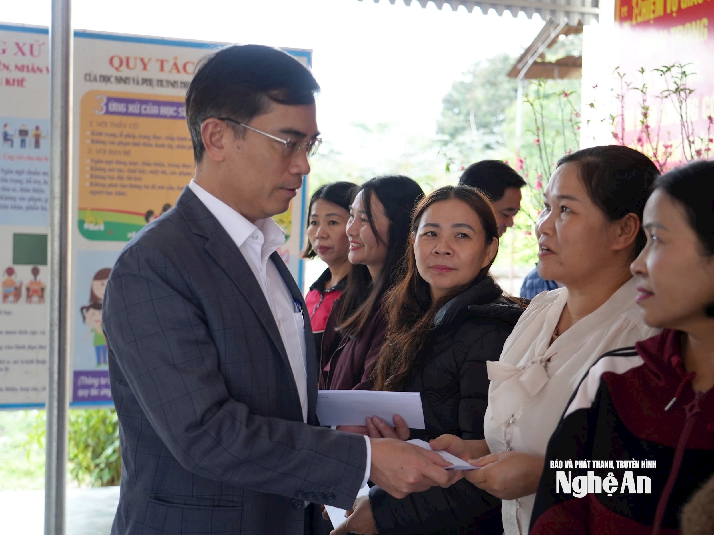 Giám đốc Sở Giáo dục và Đào tạo Nguyễn văn Khoa trao quà tết cho các giáo viên có hoàn cảnh khó khăn trên địa bàn xã Châu Khê. Ảnh - MH