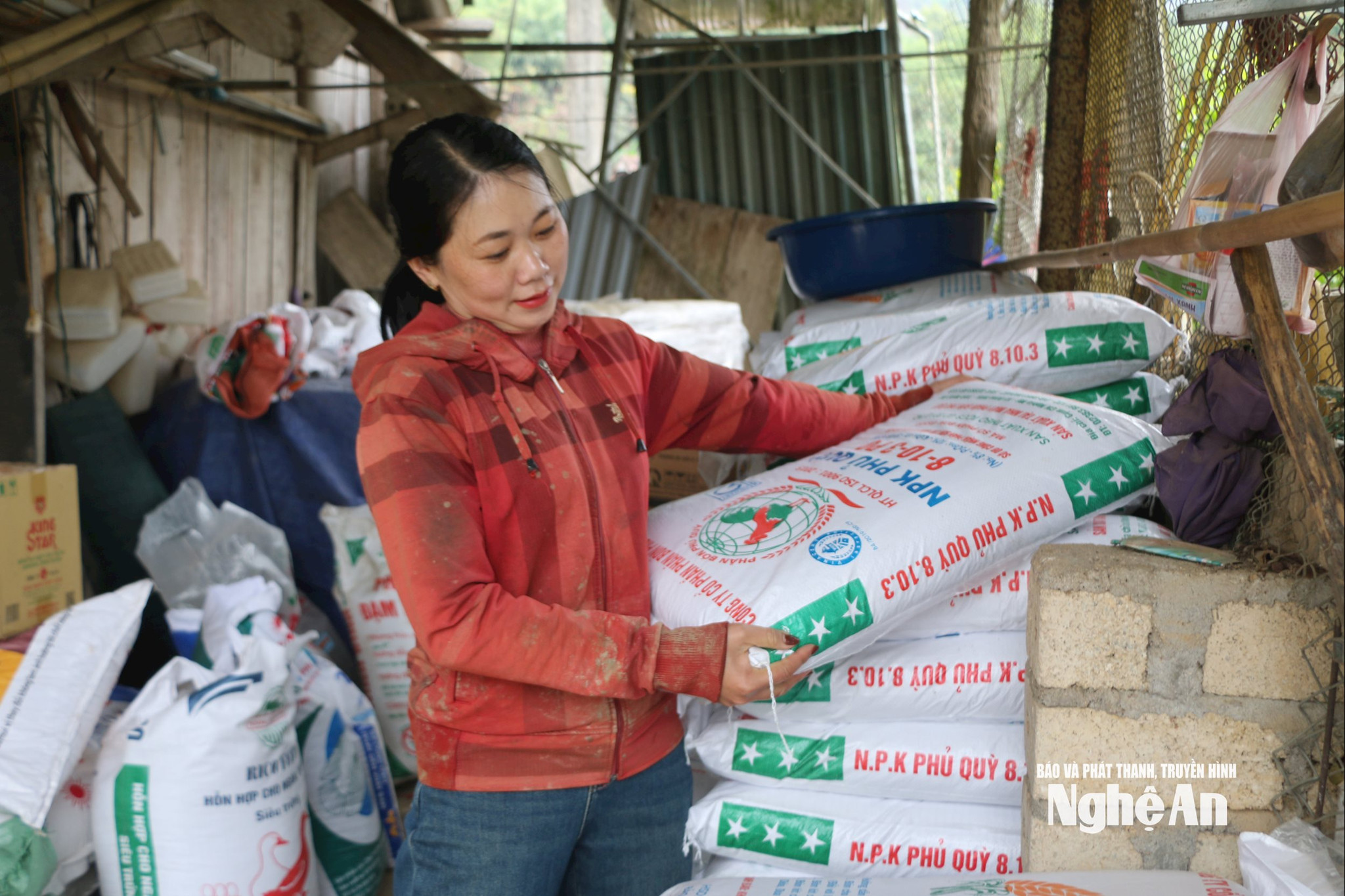 Ngoài chăn nuôi gia đình chị lương thị hồng còn kinh doanh hàng tạp hoá, vật tư nông nghiêp. Ảnh GH
